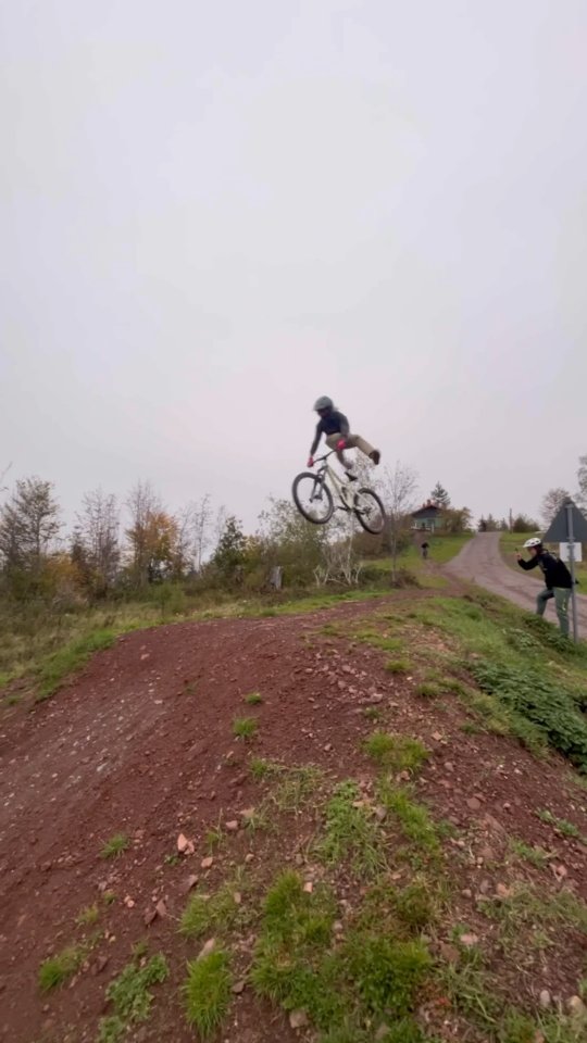 DH & Jump Training des ILRC - Die schwarze Gruppe 💥 Hans, Tom und Franz rocken die Trails am Lindenberg! Sauber Jungs und weiter so! 
@tomlukas1711
@h.a.n.s15567ss 
@mtb.franz
